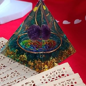 Amazing pyramid paperweight